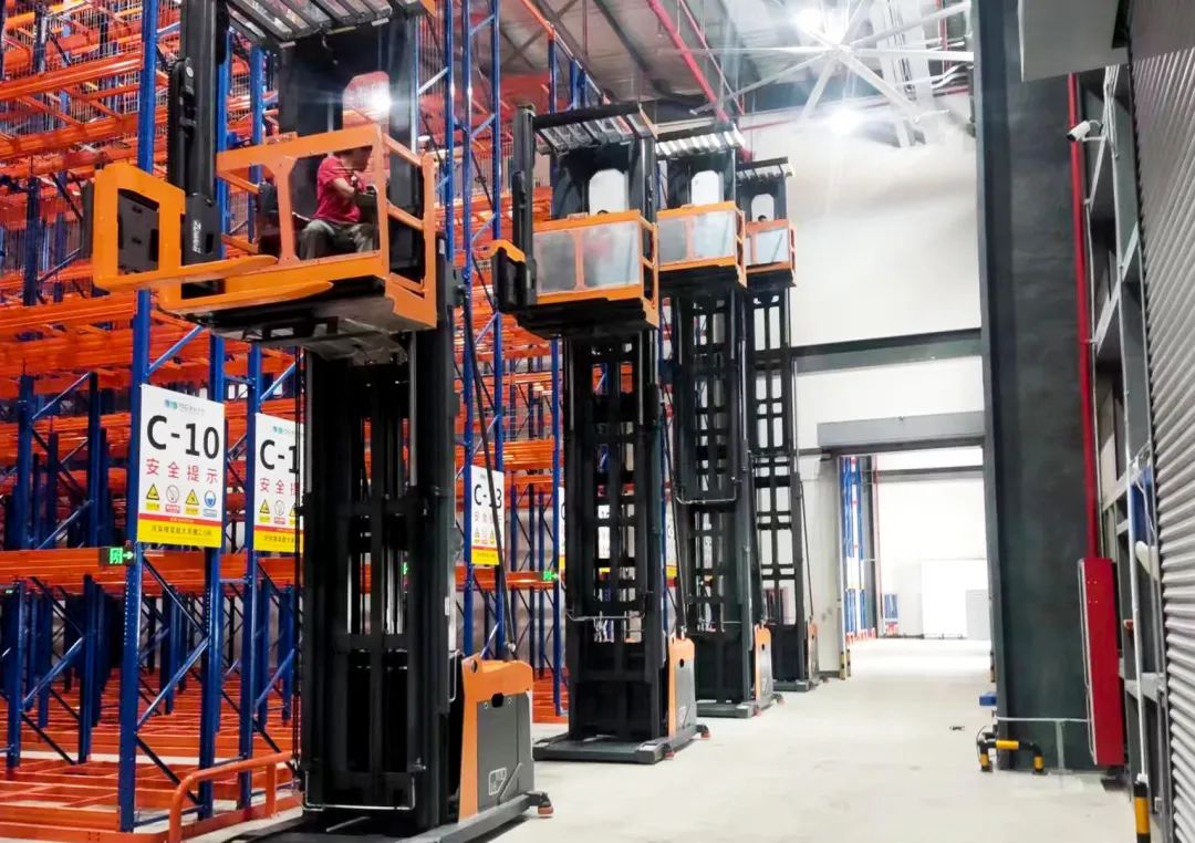 Client Case|Zowell Intelligent Forklift Extremely Narrow Aisle Solution Landed in an International TOP Cosmetics Enterprise