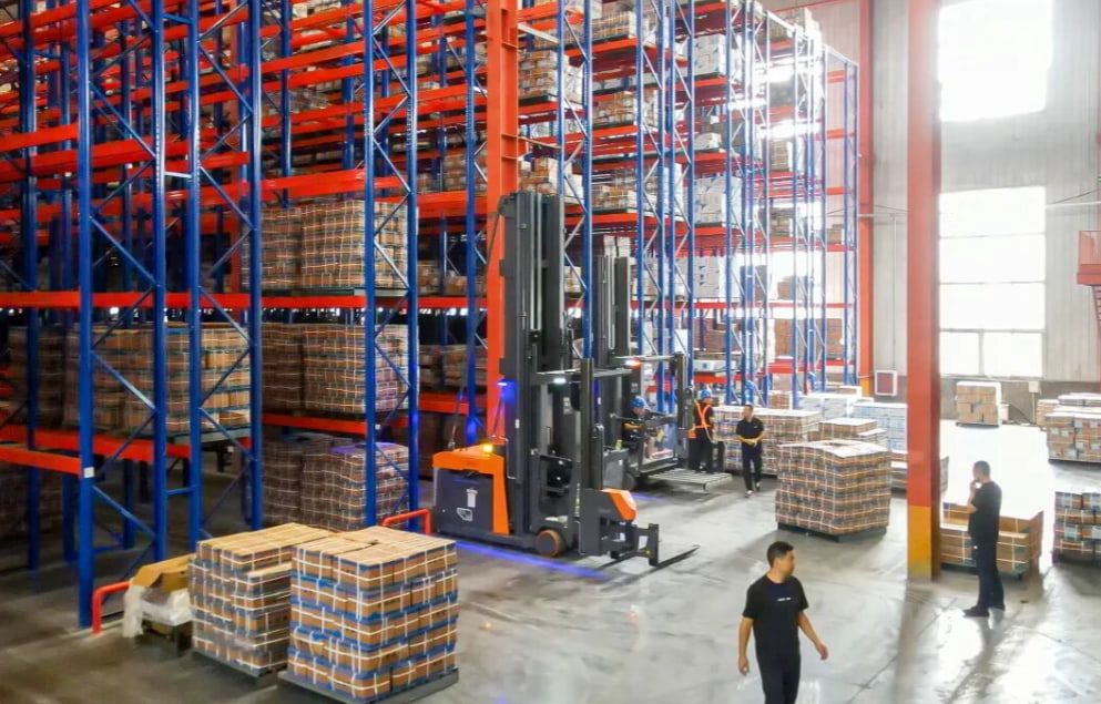 Zowell VNA Three-Way Forklifts Help a Pipe Fittings Warehouse Eliminate Congestion and Boost Picking Efficiency