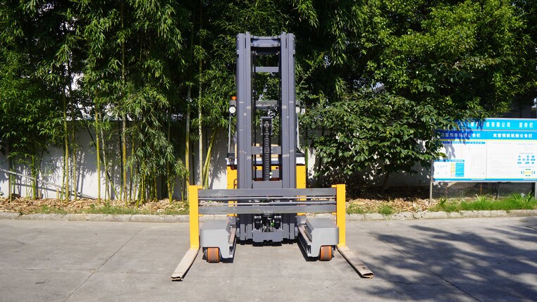 Customer Case|RSEW model electric multidirectional forklift helps overseas long material industry to achieve narrow aisle intensive storage!